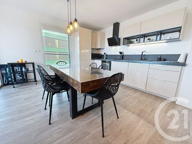 Afficher la photo en grand Appartement T4 à louer - 4 pièces - 84.86 m2 - LILLE - 59 - NORD-PAS-DE-CALAIS - Century 21 Vieux-Lille